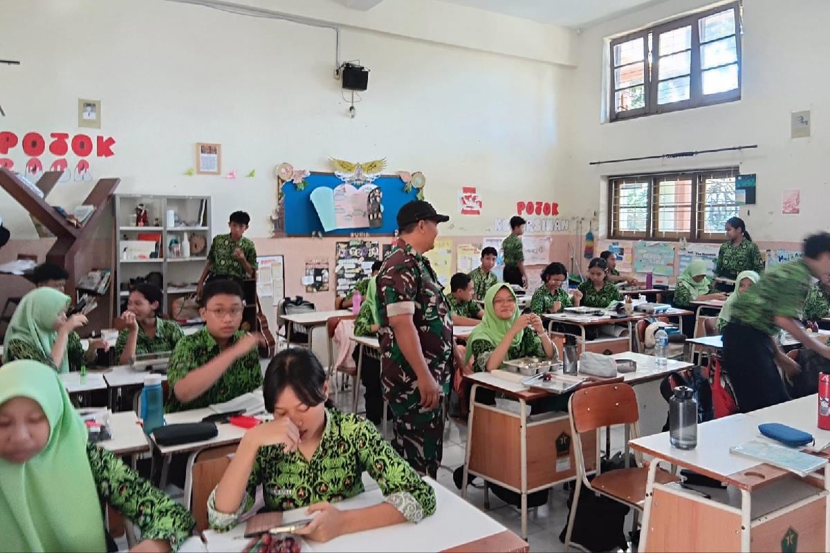 Babinsa Klojen dampingi program makan bergizi gratis SMPN 3 Malang. (ist) Babinsa Klojen Dampingi Program Makan Bergizi Gratis SMPN 3 Malang