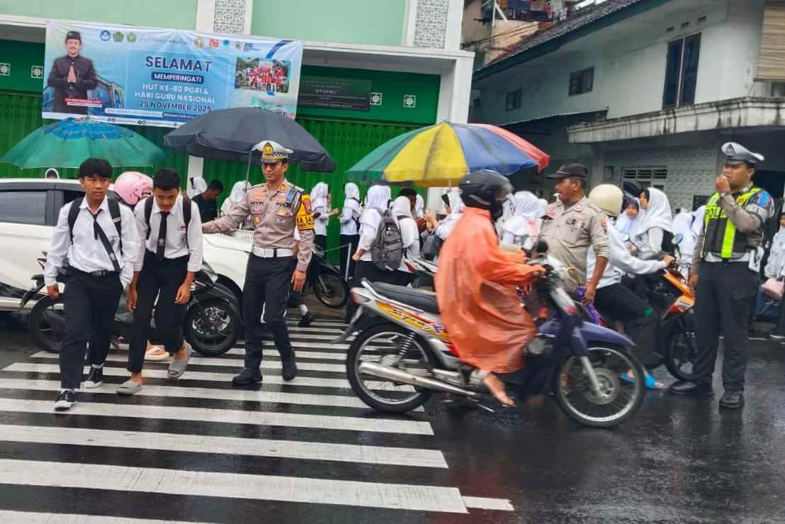 Kegiatan pengamanan pelajar waktu pulang sekolah. (ist_11zon Ops Zebra Semeru 2025 Dimulai, Keselamatan Pejalan Kaki Jadi Salah Satu Prioritas
