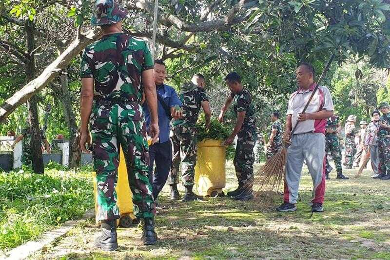 Kodim 0833 karya bakti bersihkan TMP Untung Suropati. (ist) HUT ke-62 Korem 083/Bdj, Kodim 0833 Karya Bakti Bersihkan TMP Untung Suropati