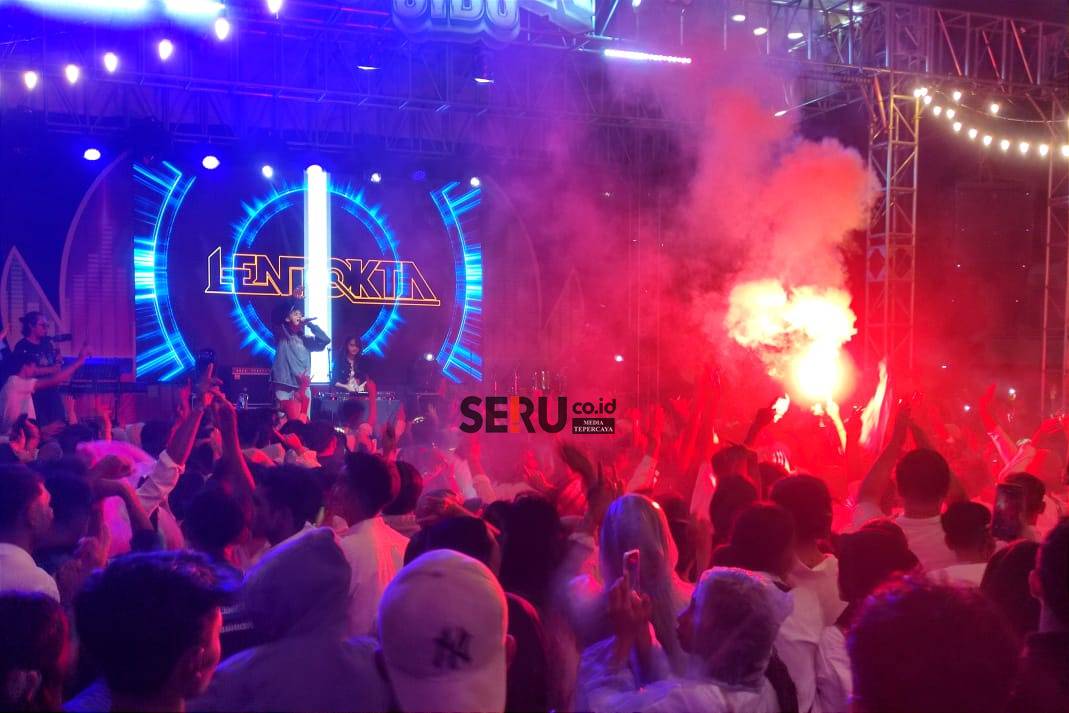 Meski Diguyur Hujan, Ribuan Maba Tak Beranjak Nikmati SAMBA UIBU 2025