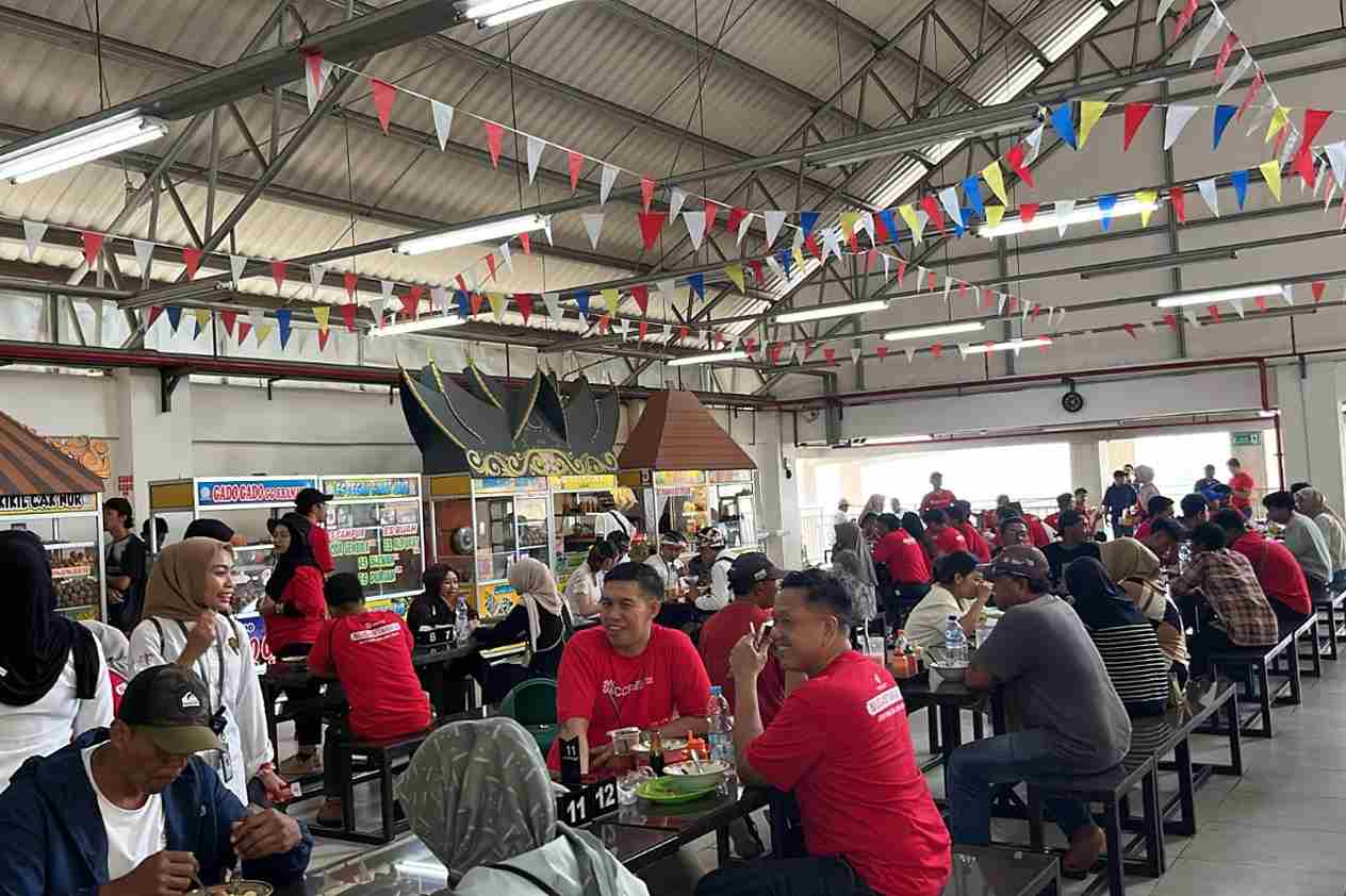 Para peserta ICCF 2025 menikmati kuliner Pasar Induk Among Tani. (dik_11zon (2) Peserta ICCF 2025 Singgah di Zona Kuliner Pasar Among Tani, Pedagang Diuntungkan