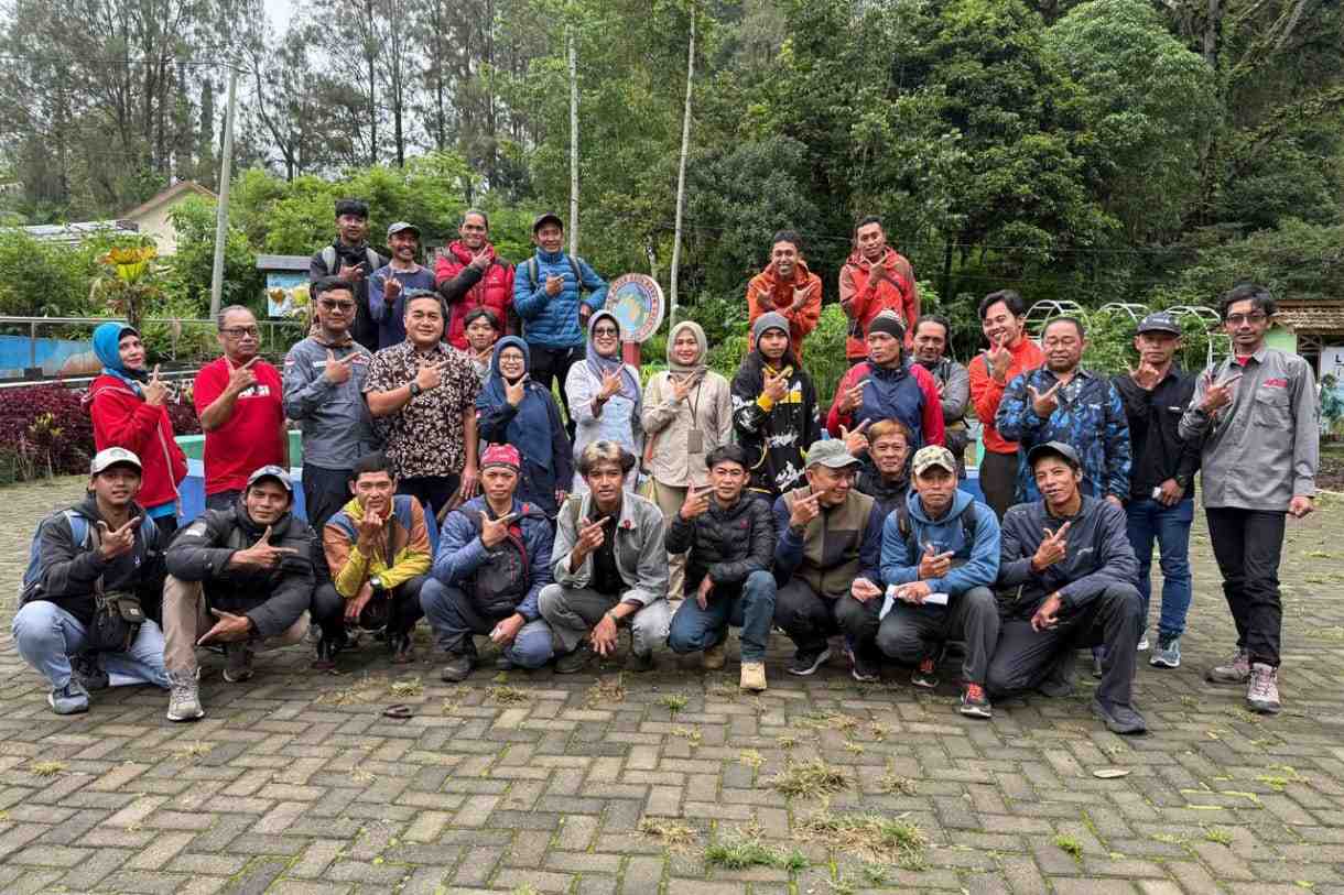 Para peserta Uji Kompetensi Guide Gunung bersama pimpinan LSP PARESTA, para Asesor dan pengelola Tahura Raden Soerjo Batu. (ist)_11zon LSP PARESTA & APGI Sertifikasi 25 Pemandu Gunung di Tahura Raden Soerjo Batu