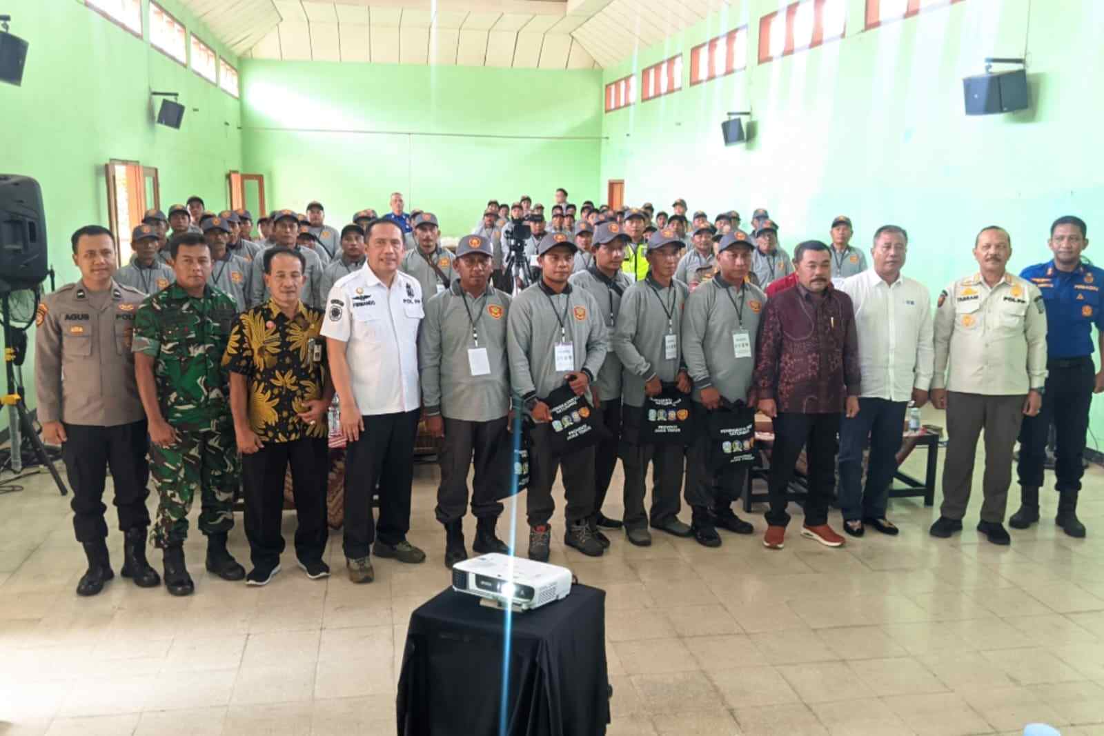 Satpol PP dan DPRD Jatim Berikan Pelatihan Peningkatan Kapasitas SDM untuk Satlinmas 1 Satpol PP dan DPRD Jatim Berikan Pelatihan Peningkatan Kapasitas SDM untuk Satlinmas