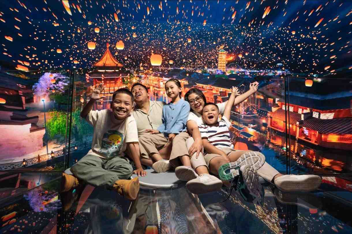 Pengunjung menikmati keseruan wahana terbaru JTP 1 bernama Metaverse Glass Theater. (Ist_11zon Metaverse Glass Theater Jawa Timur Park 1, Bioskop Immersive Tanpa Kacamata dengan 9 Tema Zona