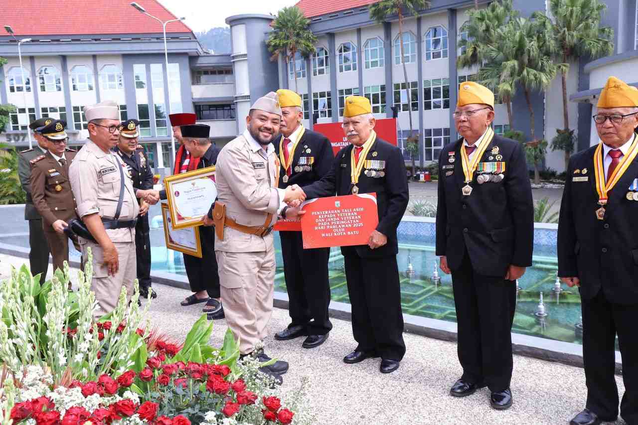 Pemkot Batu Beri Penghargaan pada Veteran di Hari Pahlawan 2025