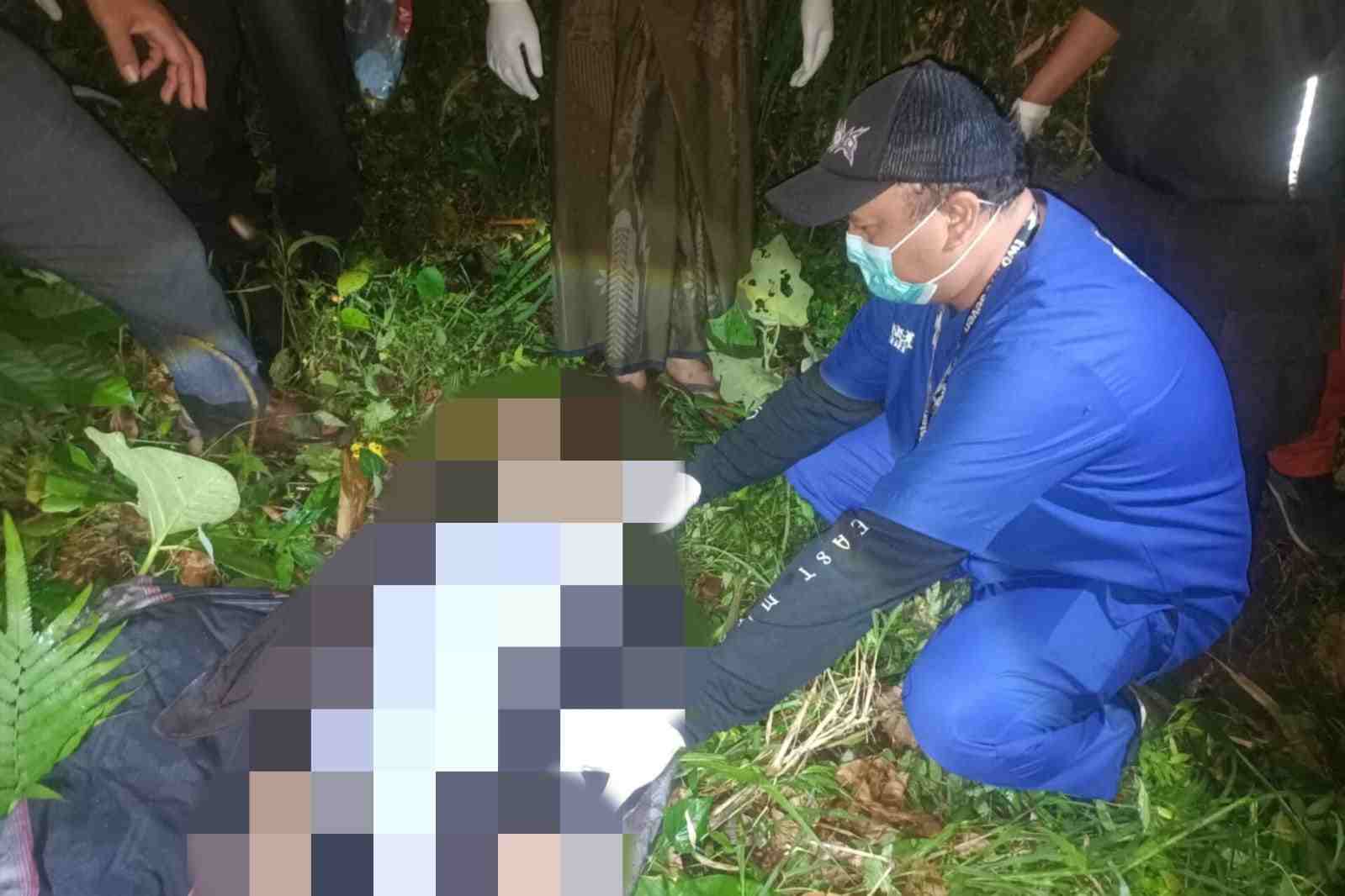 Proses evakuasi korban yang tewas tergantung di pohon di Kecamatan Jabung, Kabupaten Malang. (Ist_11zon Pria 48 Tahun di Jabung Ditemukan Tewas di Pohon