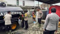 Proses pendistribusian air bersih oleh Polsek Lawang kepada warga Dusun Krajan RT 03, RW 03, Desa Sumberngepoh, Kecamatan Lawang, yang terdampak krisis air bersih. (ist_11zon Terdampak Bencana Longsor, Ratusan KK Desa Sumberngepoh Alami Krisis Air Bersih