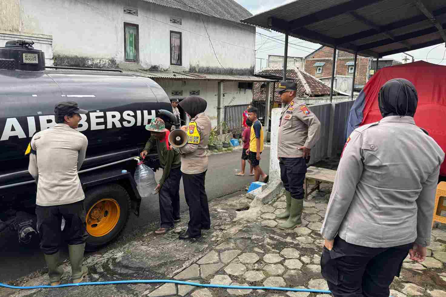 Proses pendistribusian air bersih oleh Polsek Lawang kepada warga Dusun Krajan RT 03, RW 03, Desa Sumberngepoh, Kecamatan Lawang, yang terdampak krisis air bersih. (ist_11zon Terdampak Bencana Longsor, Ratusan KK Desa Sumberngepoh Alami Krisis Air Bersih