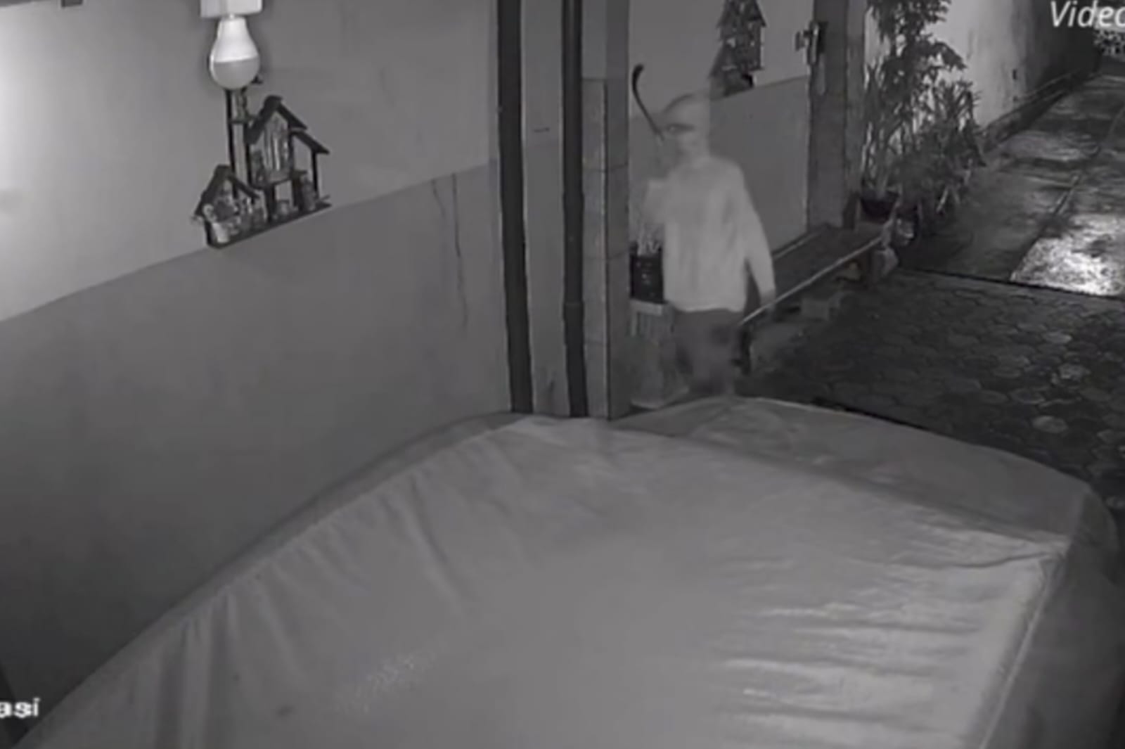 Rekaman CCTV aksi pencurian membawa senjata tajam di Desa Girimoyo, Kecamatan Karangploso yang viral di media sosial. (Ist Polisi Buru Pelaku Pencurian Dengan Sajam Karangploso yang Viral di Media Sosial