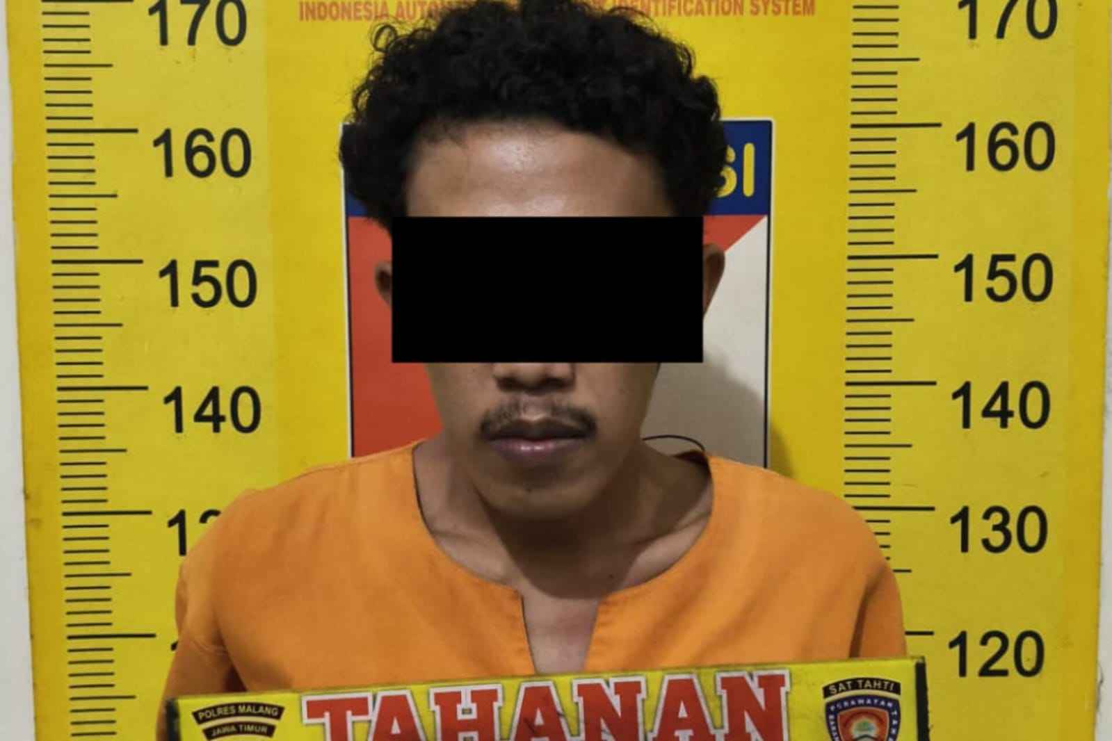 S (26). warga Desa Sambigede, Kecamatan Sumberpucung, Kabupaten Malang tertangkap polisi karena mengedarkan sabu. (ist_11zon Pengedar Narkoba Asal Sumberpucung Ditangkap, Polisi Temukan Puluhan Poket Sabu