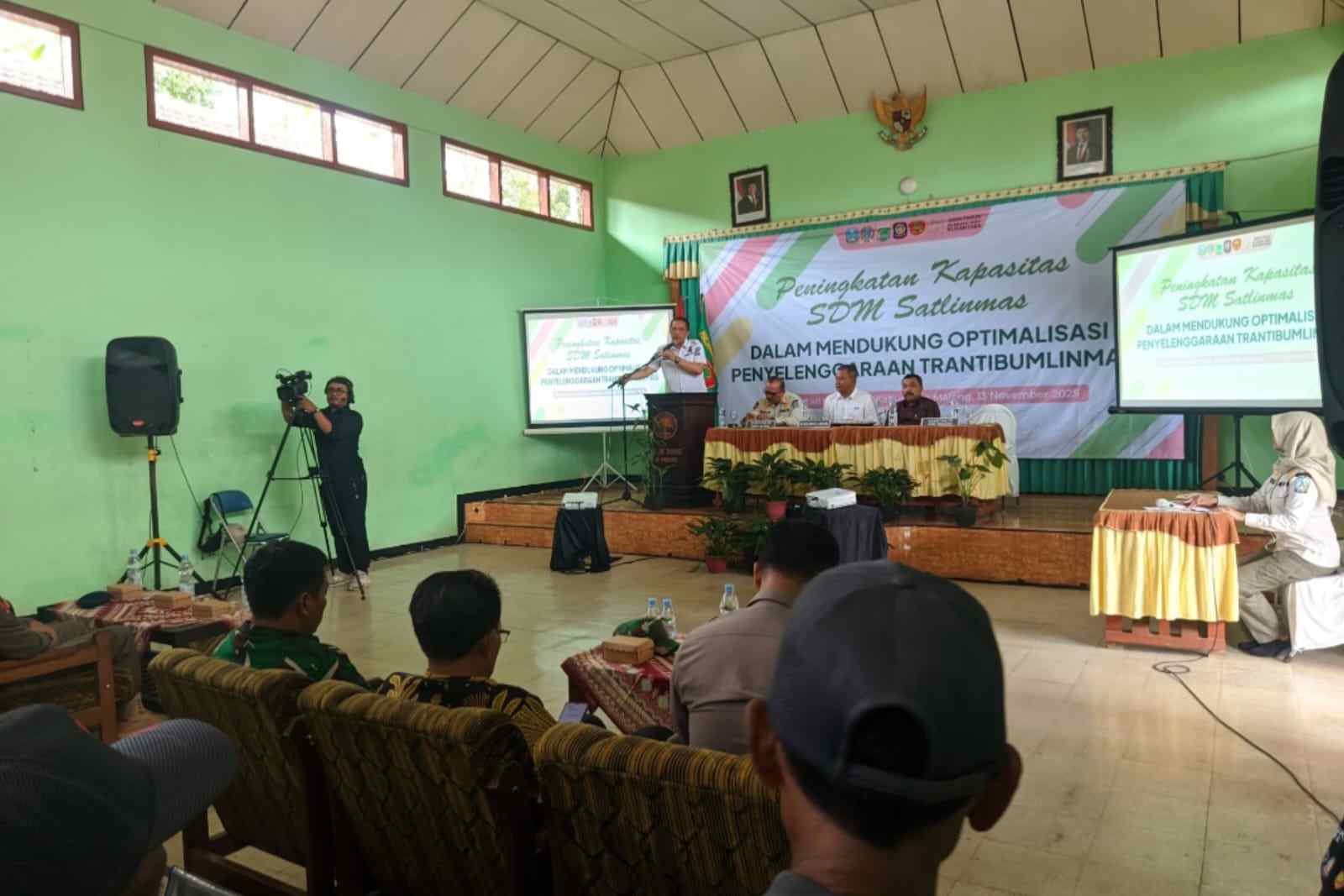Sambutan para pejabat dalam pembukaan pelatihan peningkatan kapasitas SDM Satlinmas di Kecamatan Gedangan. (Wul_11zon (1) Satpol PP dan DPRD Jatim Berikan Pelatihan Peningkatan Kapasitas SDM untuk Satlinmas