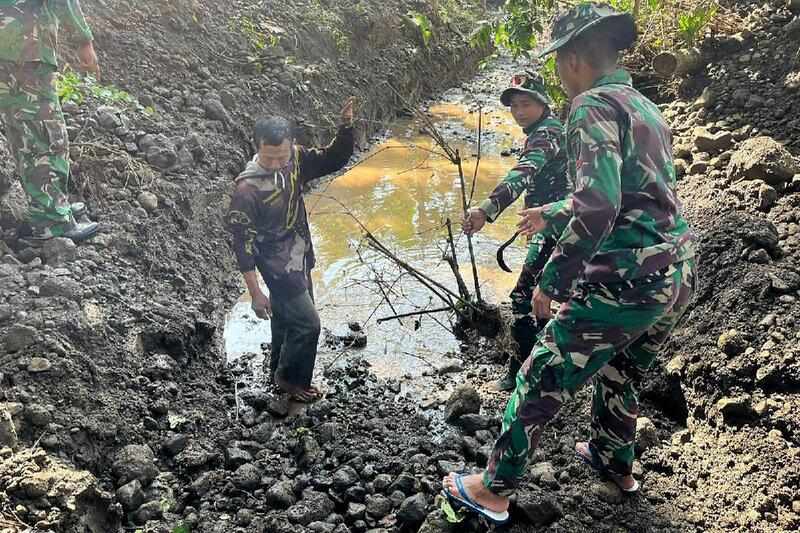 Satgas TMMD Yonarmed 8/105/Tarik Rampungkan Normalisasi Sungai Bukit Antrokan