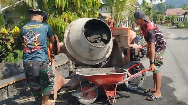 Satgas TMMD ke-126 Yonzipur 5/ABW Kebut Selesaikan Drainase di Desa Lebakharjo