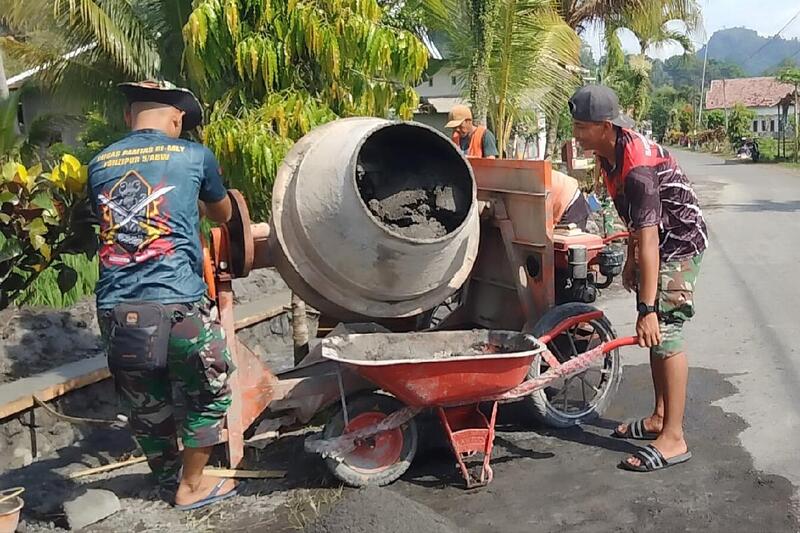 Satgas TMMD ke-126 Yonzipur 5/ABW Kebut Selesaikan Drainase di Desa Lebakharjo