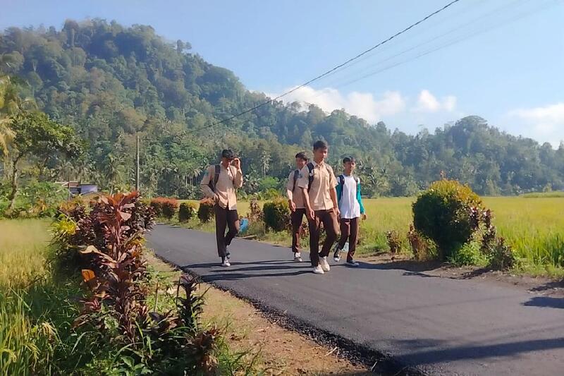 TMMD ke-126 Kodim 0818 aspal jalan mulus, akses warga Lebakharjo lebih lancar. (ist) TMMD ke-126 Kodim 0818 Aspal Jalan Mulus, Akses Warga Lebakharjo Lebih Lancar