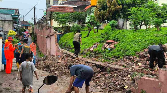 Diterjang Hujan, Tembok BPSDM Jatim Ambruk dan Rusak Mobil Warga