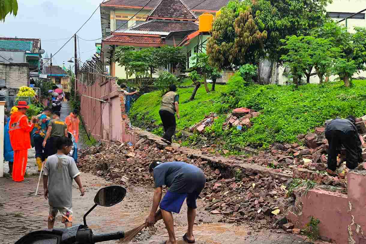 Tembok pagar BPSDM ambruk setelah diterjang hujan deras. (ist_11zon (1) Diterjang Hujan, Tembok BPSDM Jatim Ambruk dan Rusak Mobil Warga