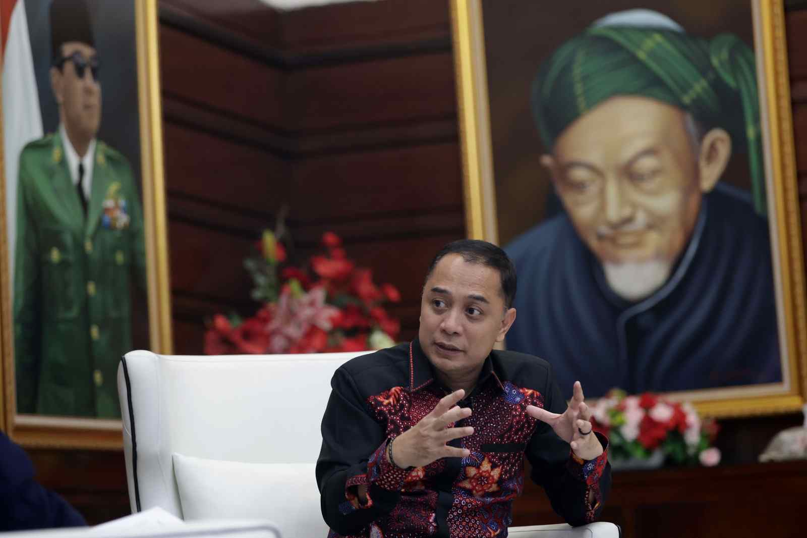 Wali Kota Eri Ajak Warga Surabaya Waspadai Bahaya Hujan Mikroplastik