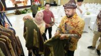 Wawali Batu meninjau hasil UMKM Kriya Batik, peserta dari UMKM Scale Up Business. (ist) Pemkot Batu Gelar Scale Up Business, Dorong UMKM "Naik Kelas" Lewat Sinergi Multipihak