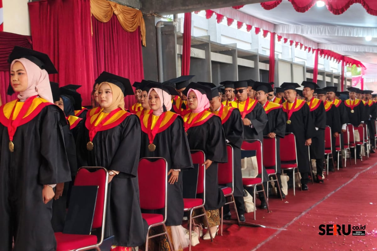 Ratusan wisudawan STIH Sunan Giri diharapkan menjadi lulusan yang berintegritas dan berdedikasi tinggi. (Seru.co.id/bas)