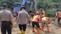 Tim Gabungan Berpacu Waktu Bersihkan Longsor yang Lumpuhkan Malang Blitar