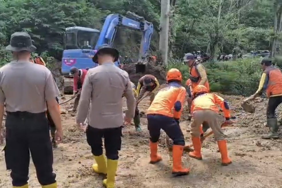 Tim Gabungan Berpacu Waktu Bersihkan Longsor yang Lumpuhkan Malang Blitar