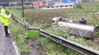 Kondisi truk tangki yang terjun ke persawahan, diduga alami rem blong. (ist) Truk Tangki Terguling di Pujon, Dua Korban Dilarikan ke RS di Kediri
