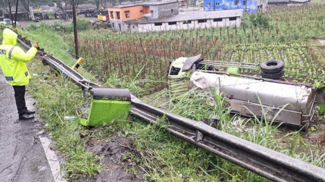 Truk Tangki Terguling di Pujon, Dua Korban Dilarikan ke RS di Kediri