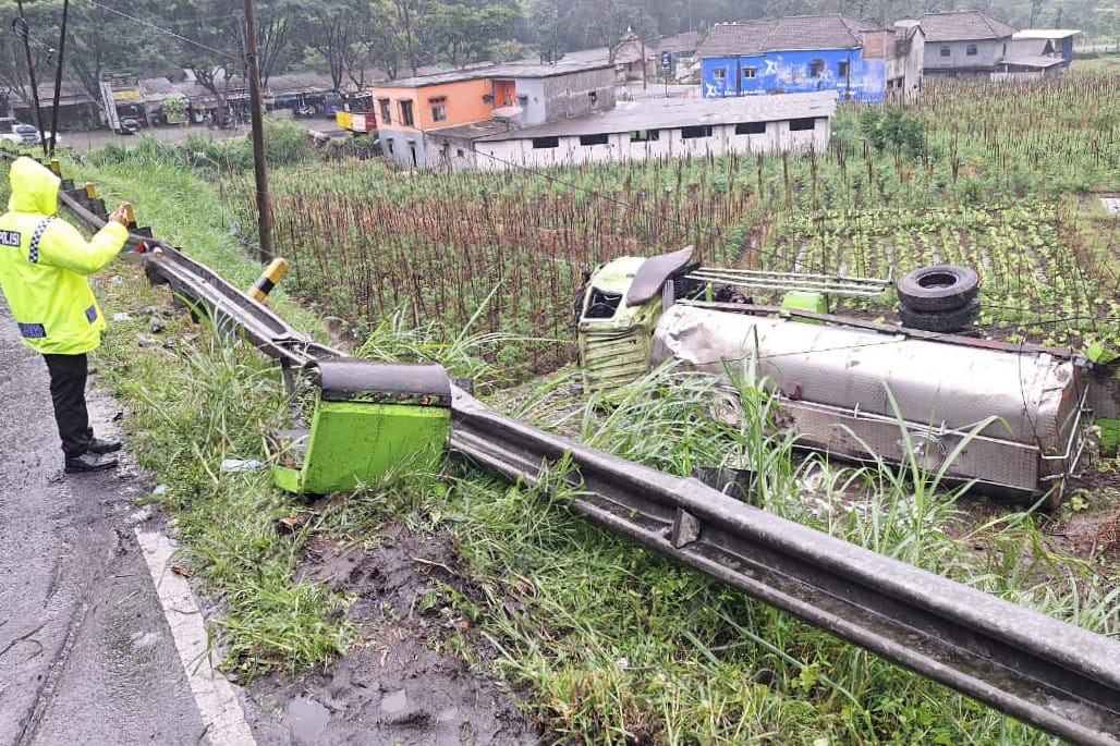 Truk Tangki Terguling di Pujon, Dua Korban Dilarikan ke RS di Kediri