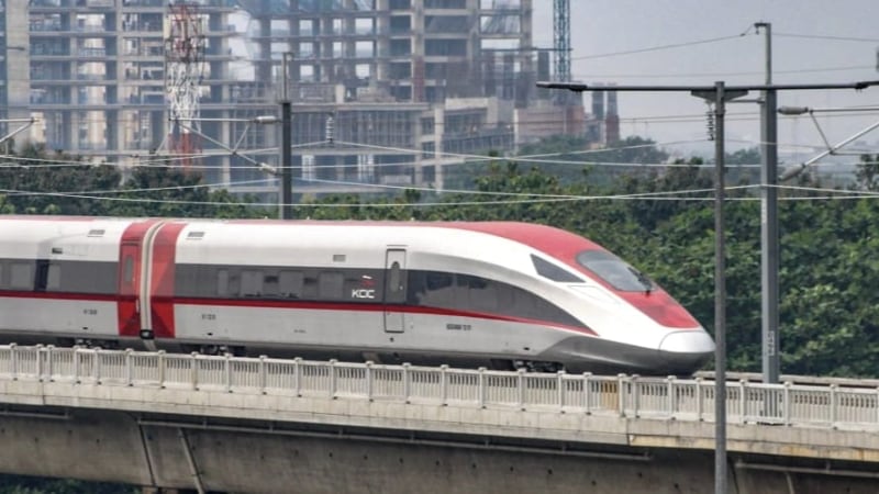 Kereta Cepat Jakarta–Bandung akan ditanggung APBN lewat skema Public Service Obligation. (ist) Whoosh Disubsidi APBN, Pengamat Sebut Publik Ikut Menanggung Tanpa Menikmati