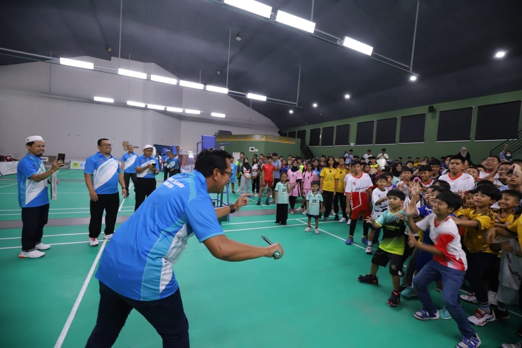 Wali Kota Batu Nurochman saat menyapa peserta turnamen dari kalangan pelajar. (Ist) Pemkot Batu Terus Geber Sport Tourism Lewat Wali Kota Batu Open 2025