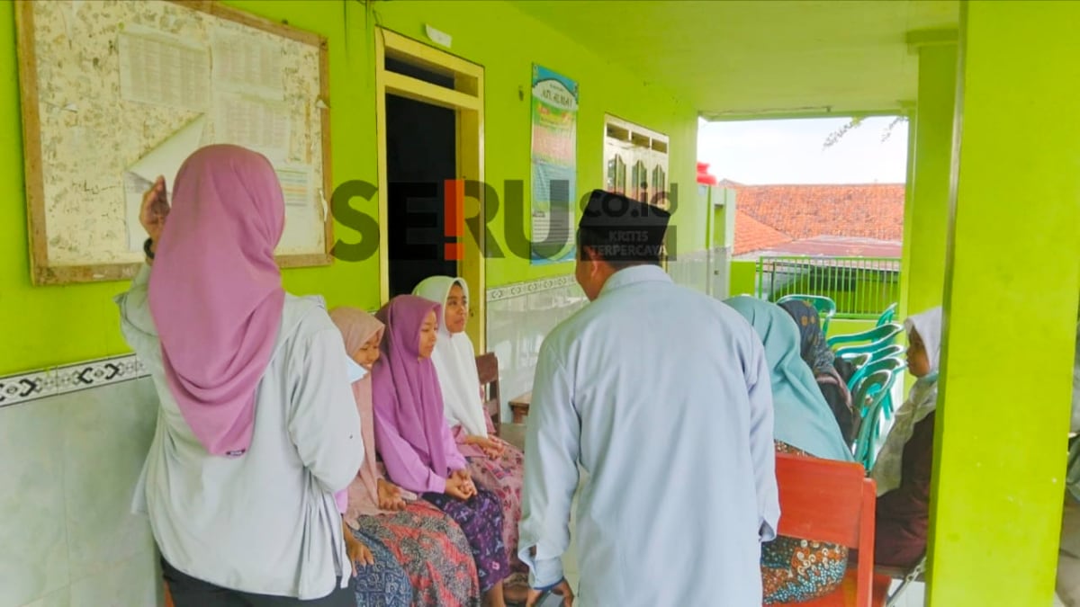 Kondisi saat siswa keracunan MBG. (Seru.co.id/udi) Diduga Keracunan Makan Bergizi Gratis, 17 Siswa di Blumbungan Pamekasan Dilarikan ke Puskesmas