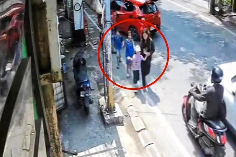 CCTV memperlihatkan seorang perempuan menggandeng tiga anak kecil. (ist) Balita Bilqis Ditemukan Selamat di Jambi Usai Dilaporkan Hilang Sepekan di Makassar