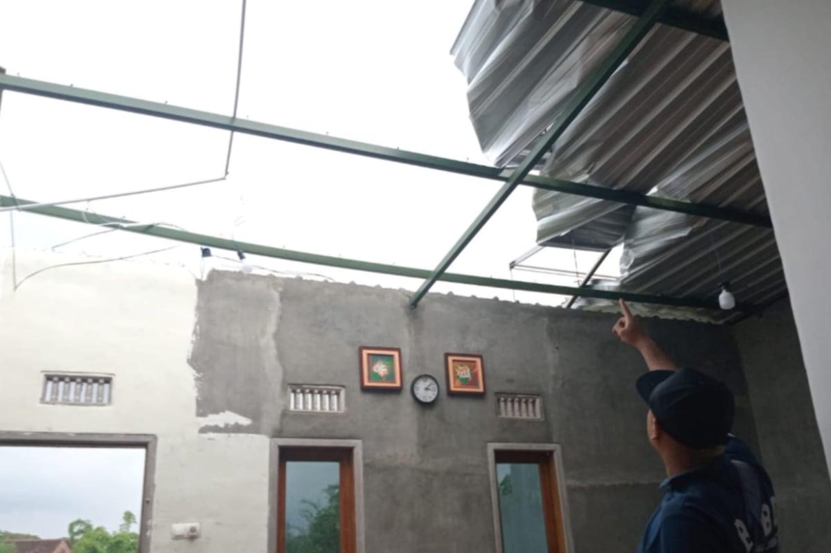 Cuaca Ekstrem Terjang Kecamatan Singosari, Tiga Rumah Rusak dan Pohon Tumbang Timpa Kendaraan