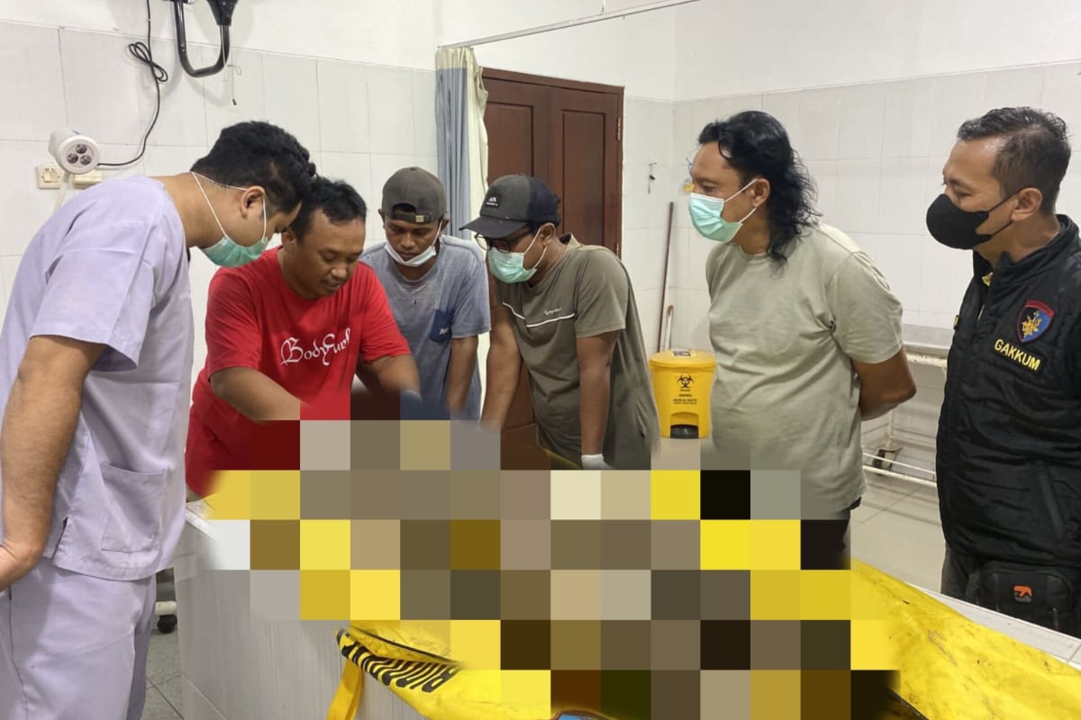 Rika Julia Safitri (27), salah satu korban yang hanyut terseret ombak saat menyeberang jembatan kayu Sungai Glidik perbatasan Malang - Lumajang akhirnya ditemukan. Tubuh korban yang dilaporkan hilang bersama anaknya itu ditemukan di Pantai Rowobendo, Kecamatan Tegaldlimo, Kabupaten Banyuwangi, Sabtu (8/11/2025).