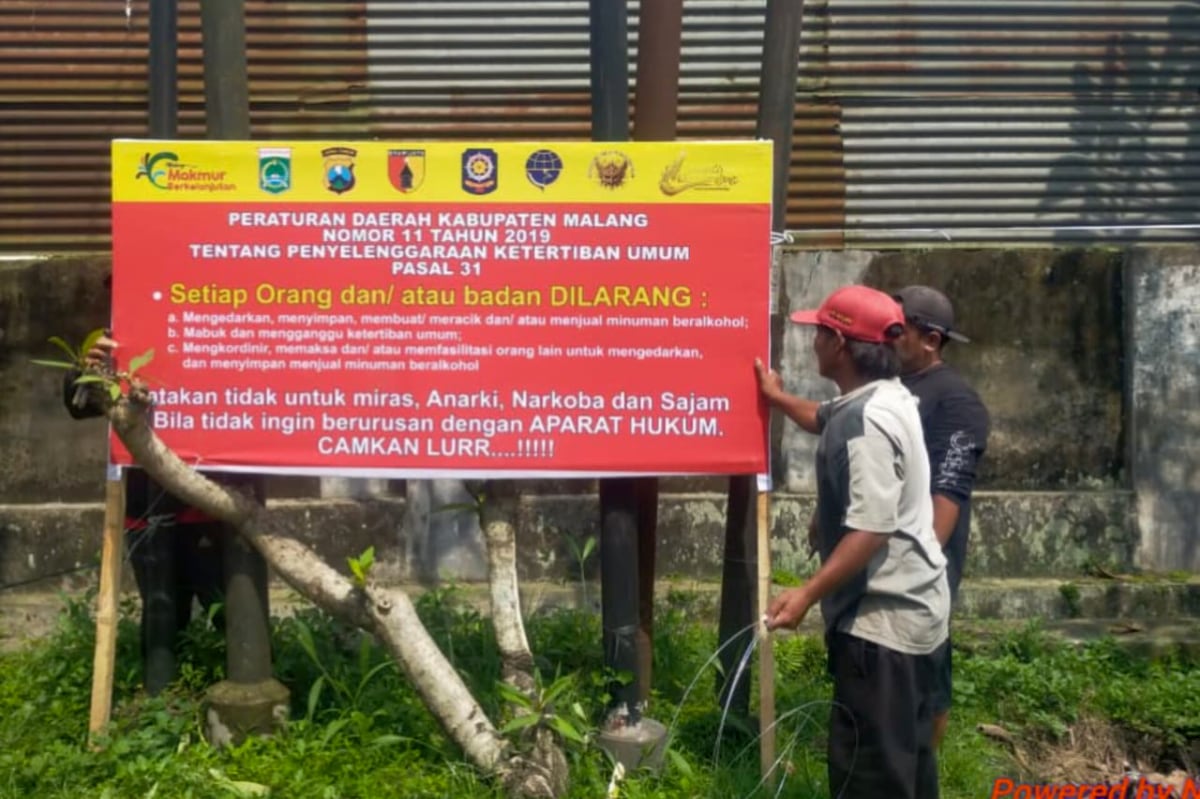 Upaya pemasangan banner imbauan penutupan jalan oleh pihak Dinas Perhubungan Kabupaten Malang. (Ist) 