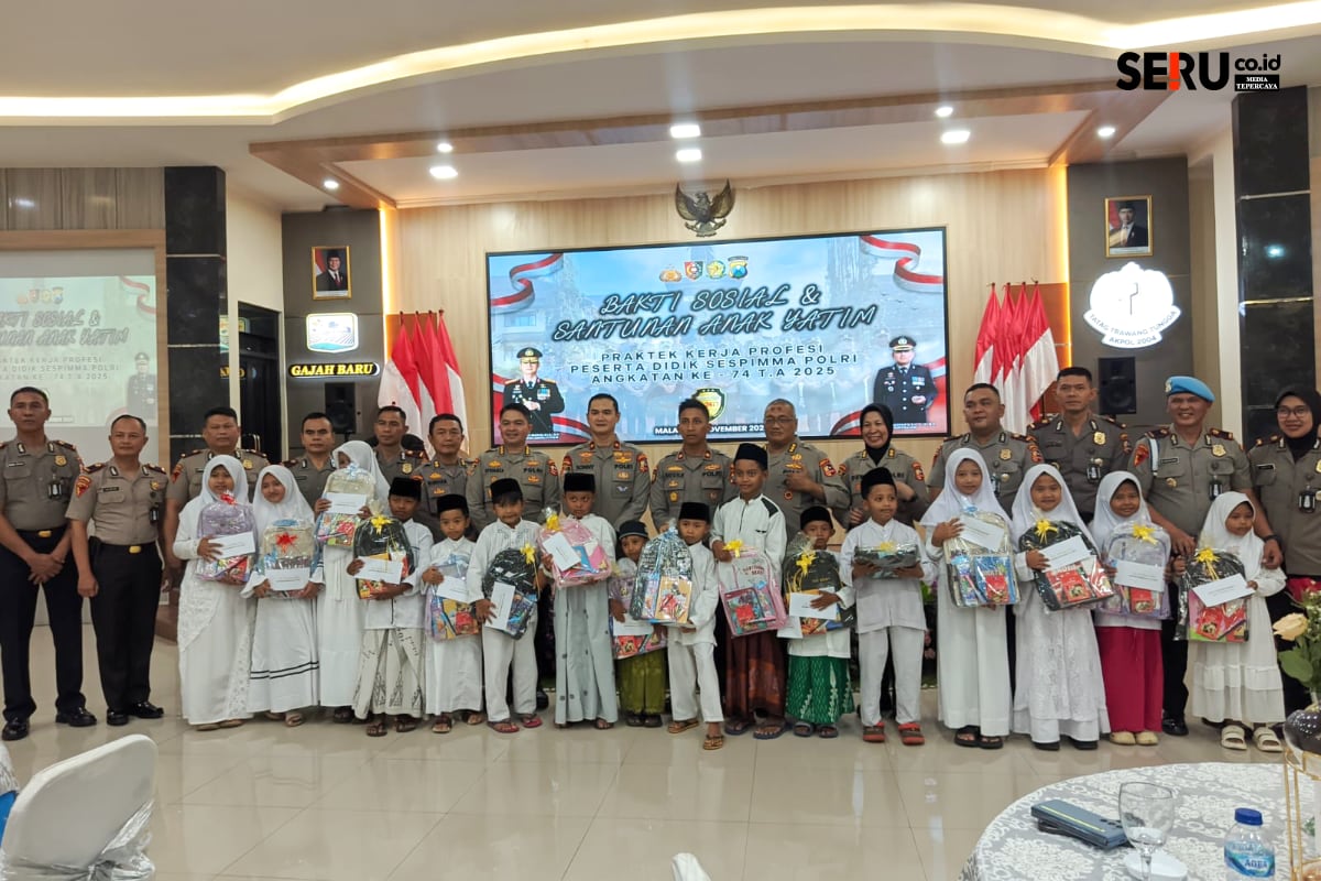 Foto bersama dengan anak-anak yatim piatu, penerima santunan di Polres Malang. (Seru.co.id/wul) 