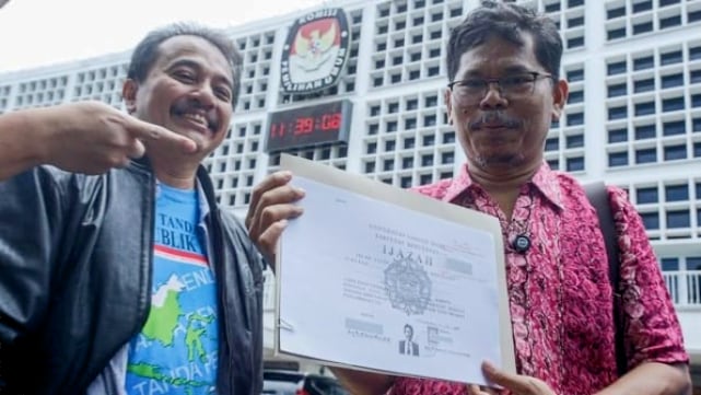 Roy Suryo saat menunjukkan salinan ijazah Jokowi. (ist) Roy Suryo Cs Penuhi Panggilan Polisi dan Klaim Dikriminalisasi Terkait Kasus Ijazah Jokowi