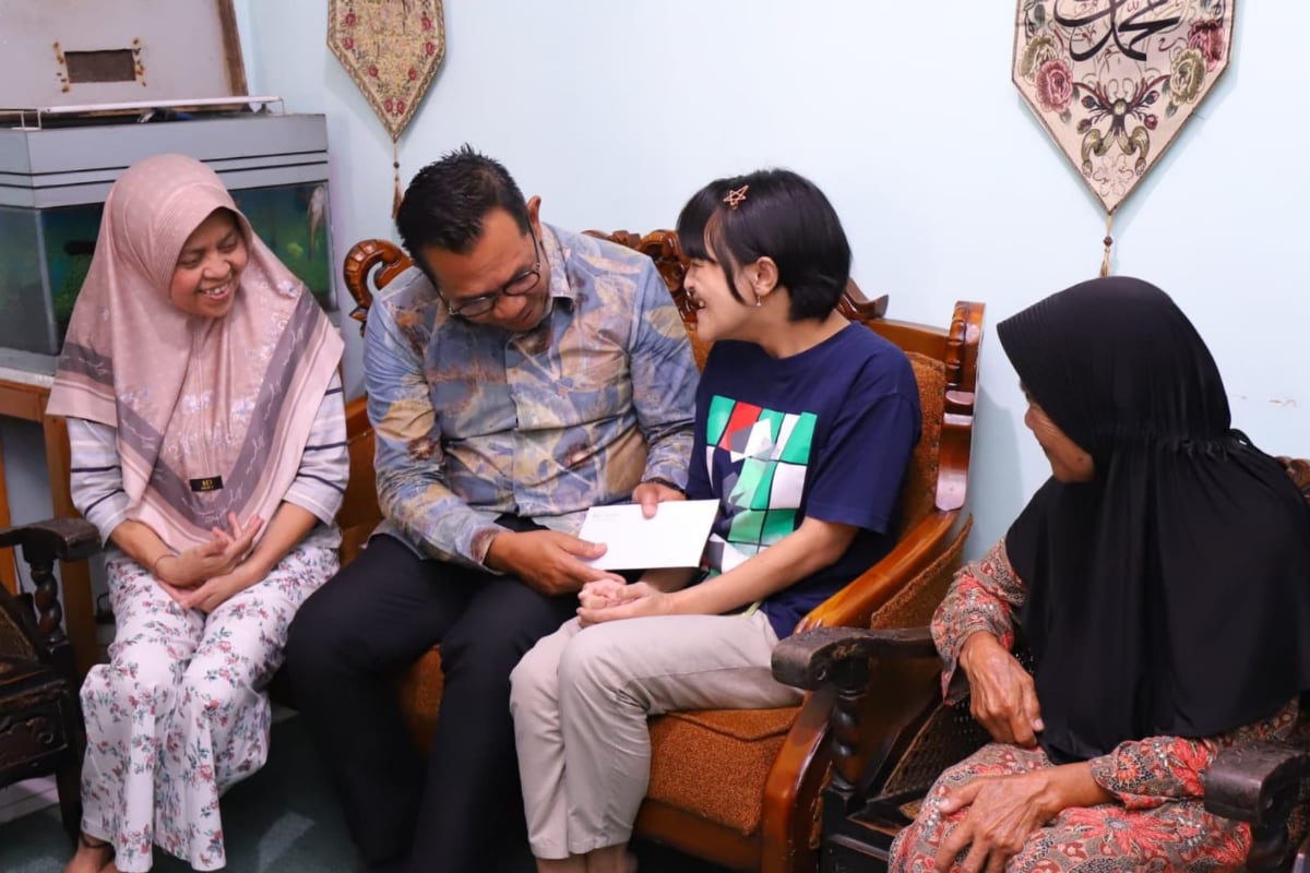 Potret kebahagiaan salah satu penerima insentif disabilitas karena dikunjungi Wali Kota Batu Insentif Disabilitas Tahap I Tahun 2025 Cair, Wali Kota Serahkan Langsung ke Rumah Penerima