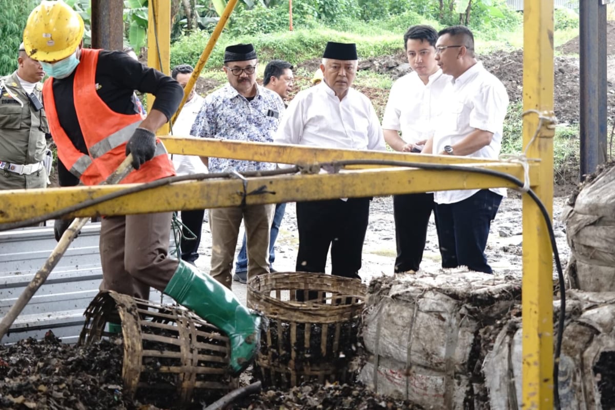 Bupati Malang, HM Sanusi dan jajaran saat datangi Tempat Pembuangan Akhir (TPA) Paras, Kecamatan Poncokusumo Metode Landfill Mining Mudahkan Pengolahan Sampah untuk Dongkrak PAD Kabupaten Malang