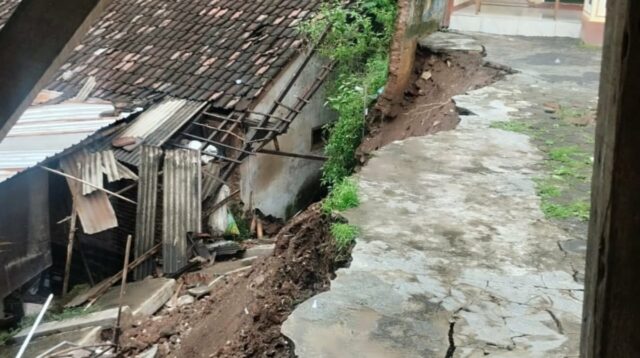 Area SDN 1 Bedalisodo Wagir Longsor Timpa Rumah Warga dan Tiga Motor