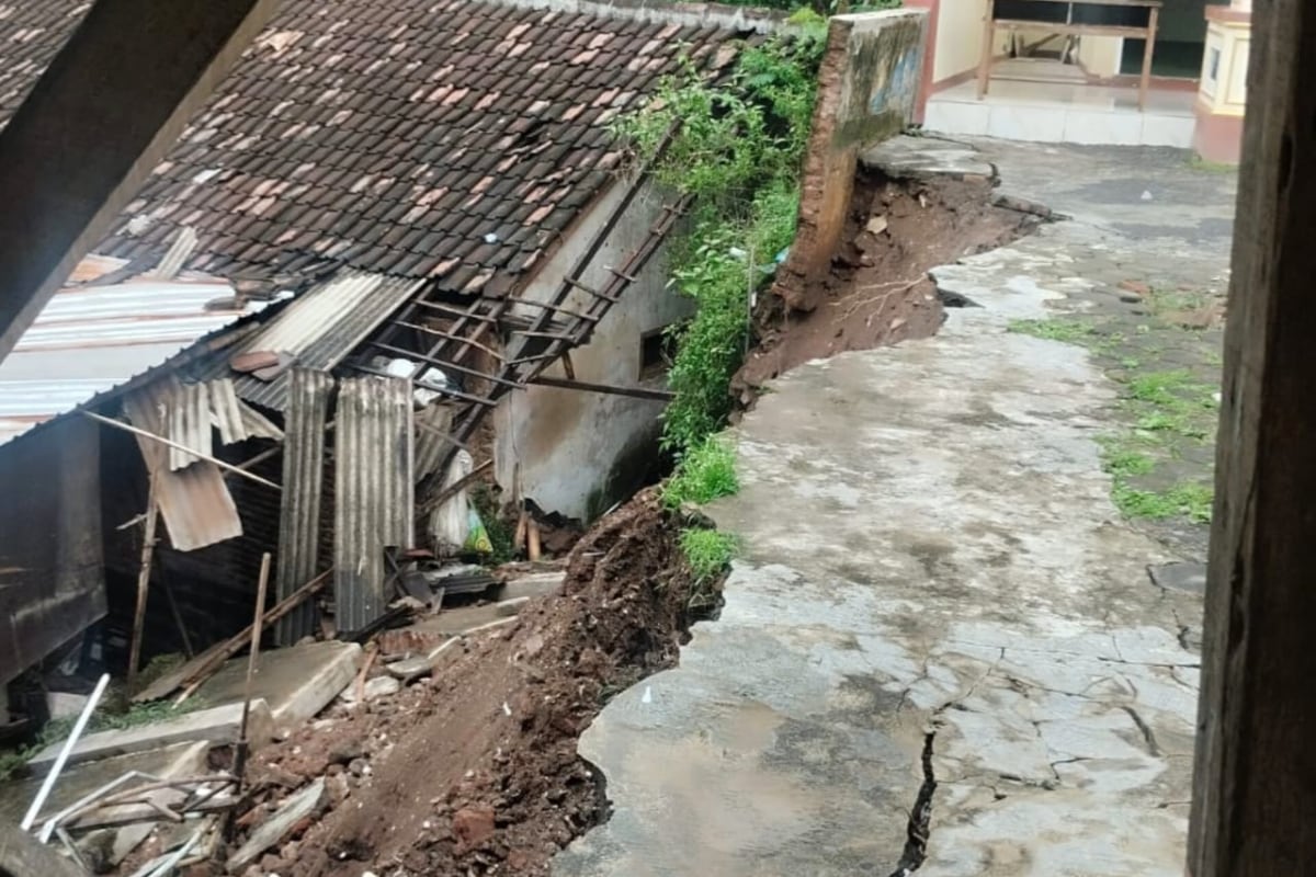 Area SDN 1 Bedalisodo Wagir Longsor Timpa Rumah Warga dan Tiga Motor