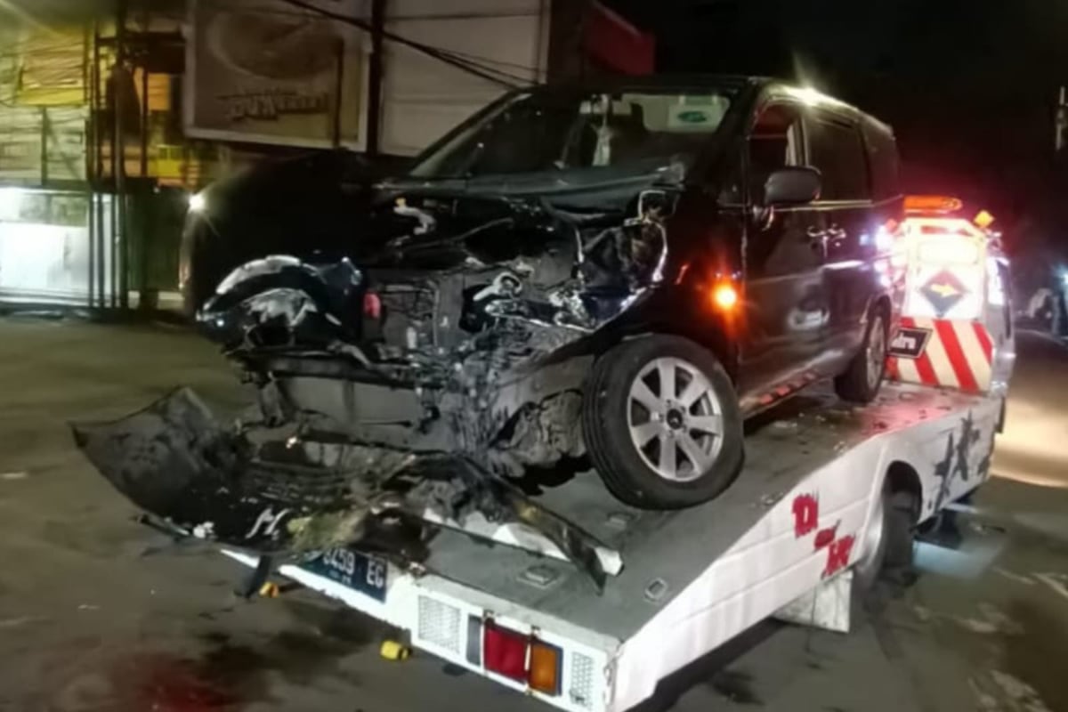 Kondisi kendaraan yang terlibat kecelakaan di perempatan Kepanjen, karena menerobos lampu kuning Terobos Lampu Kuning, Mobil dan Truk Terlibat Kecelakaan di Perempatan Kepanjen