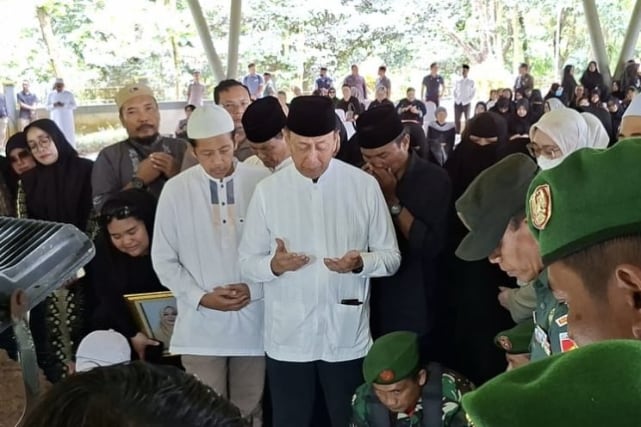 Wiranto menghadiri pemakaman sang istri Wiranto Berduka Sang Istri Wafat Tak Lama Setelah Perayaan Ulang Tahun Pernikahan ke-50