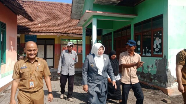 Tiga Atap Ruang Kelas SDN 9 Kilensari Ambruk, Wabup Ulfiyah Pastikan Awal Tahun 2026 Dibangun