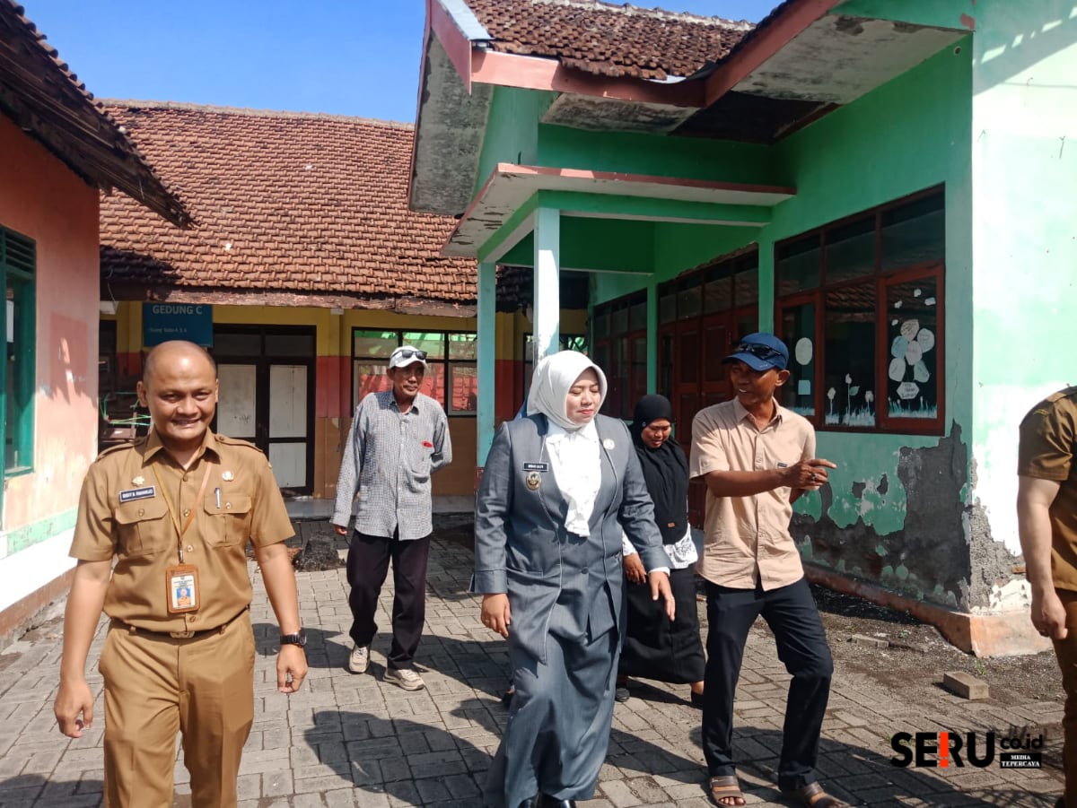 Tiga Atap Ruang Kelas SDN 9 Kilensari Ambruk, Wabup Ulfiyah Pastikan Awal Tahun 2026 Dibangun