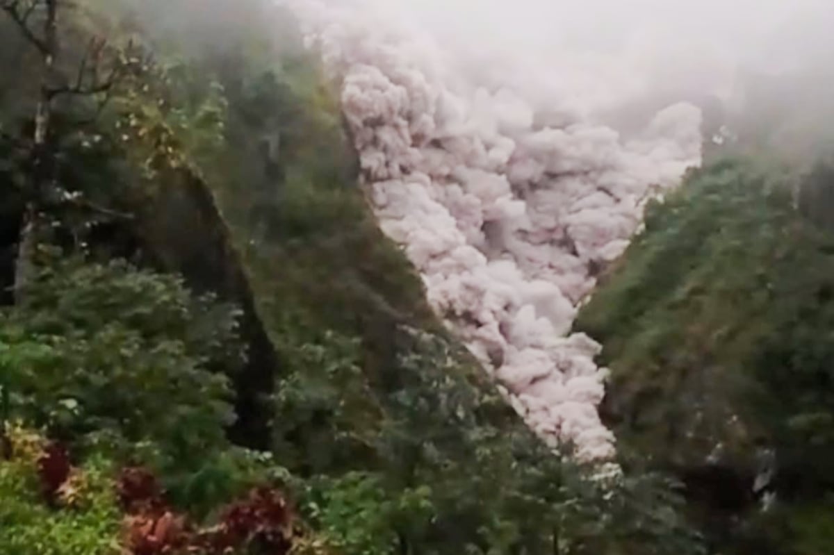 Kondisi Jembatan Gladak Perak, perbatasan Malang-Lumajang yang dilalui awan panas dari erupsi Gunung Semeru. (ist) BPBD Sebut Dampak Erupsi Gunung Semeru Belum Dirasakan di Kabupaten Malang