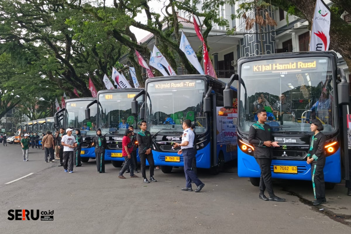 Bus Trans Jatim siap mengangkut penumpang dan mendorong penggunaan transportasi publik di Malang Raya. (Seru.co.id/bas) Primadona Baru Malang Raya, Trans Jatim Hadirkan Berbagai Kemudahan Layanan