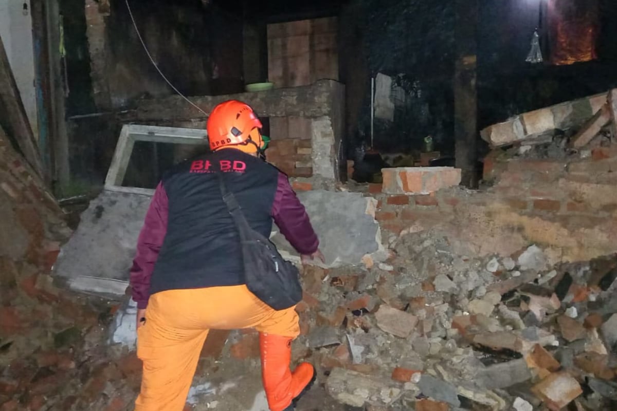 Kondisi salah satu rumah warga di Dusun Gubukklakah RT 05/RW 07, Desa Gubukklakah, Kecamatan Poncokusumo, yang rusak tertimpa material longsor. (Ist) Dua Rumah di Gubukklakah Jebol Tertimpa Material Tanah Longsor