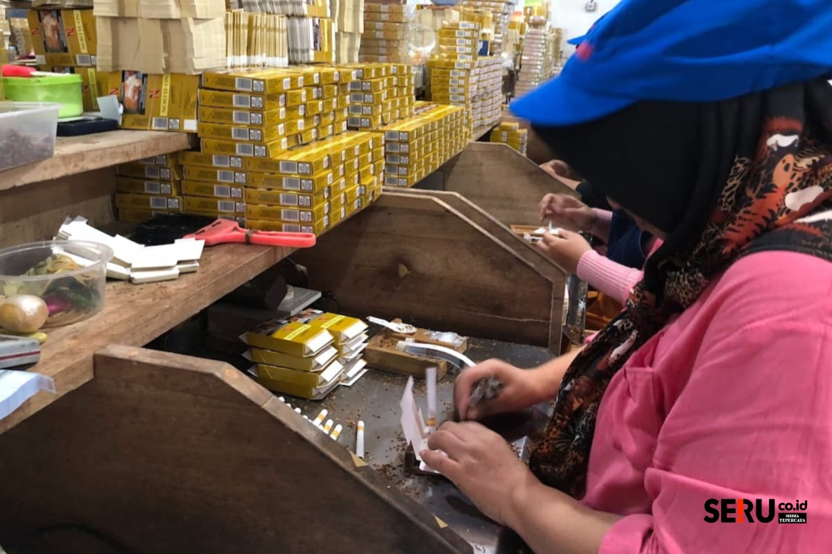 Buruh pabrik rokok di Kabupaten Malang yang tengah bekerja. (Wul) Sulitnya Pengajuan PBG, Pengusaha Rokok Banyak yang Eksodus Luar Kabupaten Malang